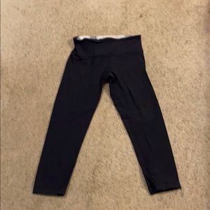 Lululemon black reversable capris size 4